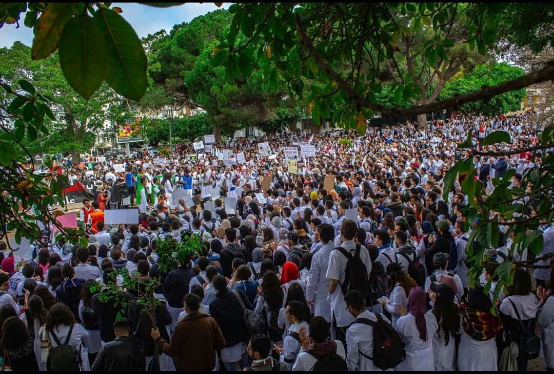 BUZZITO_COM's tweet photo. Moroccan medecine students : No one can steal my dreams. It took a lots of sacrifices. #DoctorsUnderOppression https://t.co/9iFoargxx4