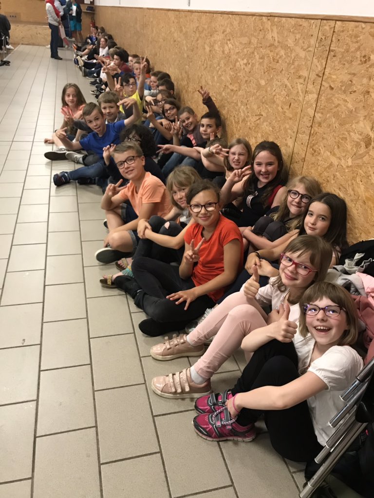 En attendant notre tour pour chanter 🎤 🎶🎵 !!! #écolequichante #trac