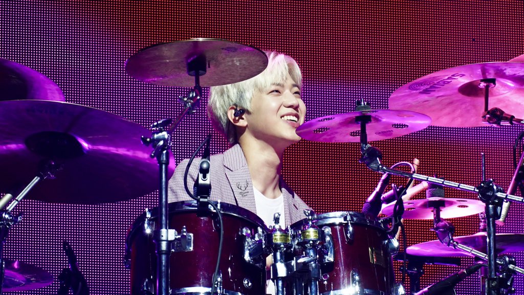 WoonieDeer's tweet photo. 181118 Youth in LA
It's kiss day❤️ MyDays, did you have a Good Friday?🥰
@Dw_day6_drummer #DAY6 #데이식스 #Dowoon #도운 #DAY6_Youth https://t.co/fvjWNdSvPm