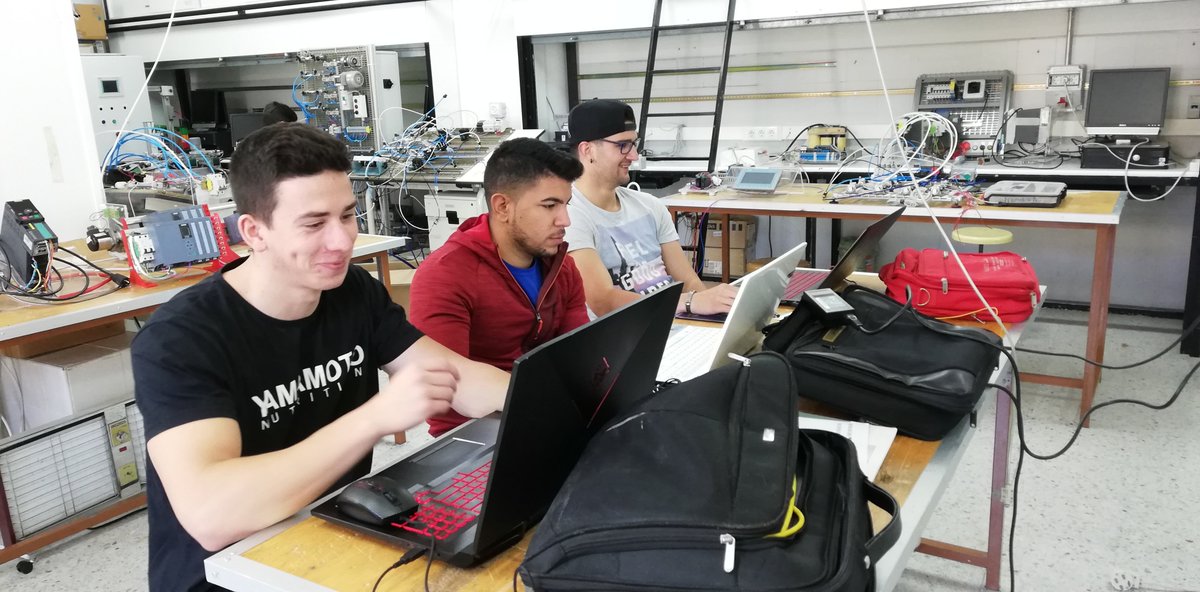 fpbejar's tweet photo. No han pasado 10 días desde que finalizó el curso para ellos y otros tres de los alumnos de nuestro ciclo de Automatización y Robótica Industrial del @fpbejar ya han sido contratados. Y ya van cinco...
https://t.co/ti23MY7FR3
#FP #Automatización #Robótica https://t.co/pcx27y5g68