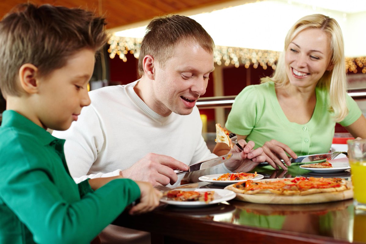 DelfiorePizza's tweet photo. #FathersDay is going to be busy, so cut the line and order your #DelfiorePizza online! Treat dad to the best pizza in town without the wait. https://t.co/xqfp9UgsUD https://t.co/68tqJNnprz