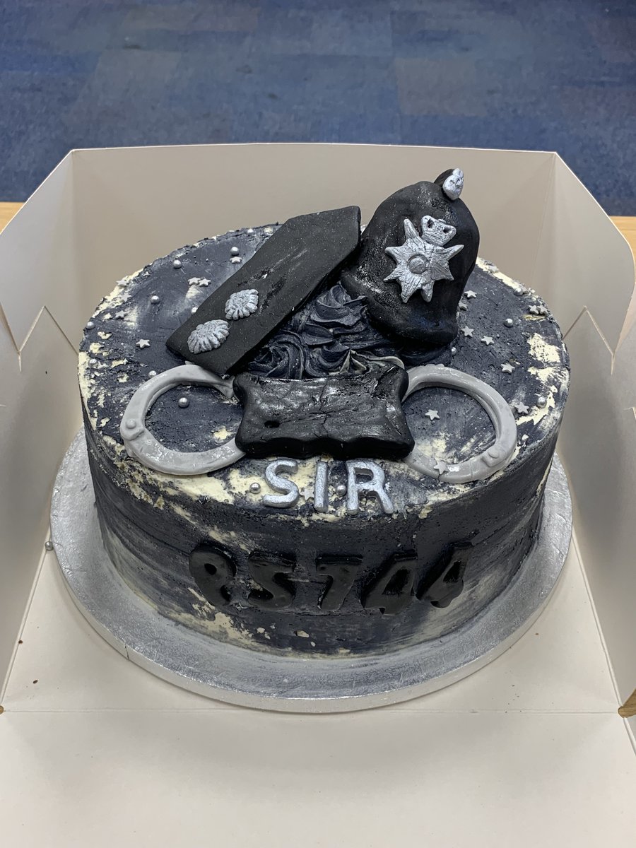 TVP_Bucks's tweet photo. Aylesbury Neigbourhood would like to say a big thank you and wish good luck to Sergeant Clewlow from Aylesbury, who is now moving on to pastures new to become Inspector Clewlow in High Wycombe #sergeanttoinspector #aylesburyvale #highwycombe #toonicetoslice #P5744 #C9545 #C9145 https://t.co/hmAxsBnUrK