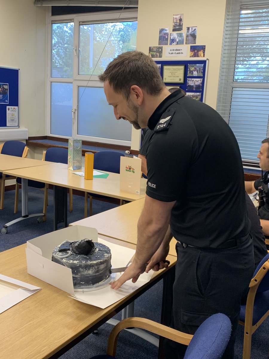 TVP_Bucks's tweet photo. Aylesbury Neigbourhood would like to say a big thank you and wish good luck to Sergeant Clewlow from Aylesbury, who is now moving on to pastures new to become Inspector Clewlow in High Wycombe #sergeanttoinspector #aylesburyvale #highwycombe #toonicetoslice #P5744 #C9545 #C9145 https://t.co/hmAxsBnUrK