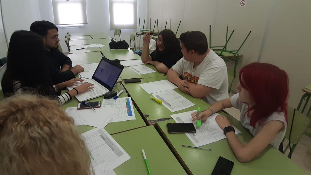 Hoy el grupo de Social Media va a tope preparando el "timing" de comunicación para el día de la Jornada Jove. <a href="/start_cno/">Start Noves Oportunitats</a> #Twit #Historias #SocialMedia #JornadaJove #TopOfPower #TrabajoEnEquipo #Comunicacion #Creatividad #Organizacion #Planificacion #Proyectos