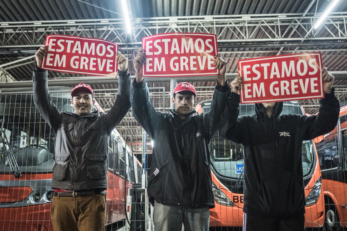 mfox_us's tweet photo. The general strike is underway across #Brazil against Bolsonaro's pension reform plans. Here, workers shut down public transportation in Curitiba, early this morning. #GeneralStrike #grevegeral #14J #GrevePeloBrasil

(Fotos: Gibran Mendes / CUT Paraná) https://t.co/qg7bqCZaSL