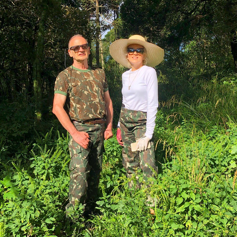 missFerrerW's tweet photo. Soon my Technology foundation Life-Extension in Brasil. #Lifeextension foundation #Technology We will use #Technology and #medicine to prevent the age. #AI #Robotic #VirtualReality #techmedicine #Humanmachine #brainpower 🤖🧠🍎🦠🧬💉 the future of lifetime. Pic My father and I. https://t.co/bNbbTE9GSf