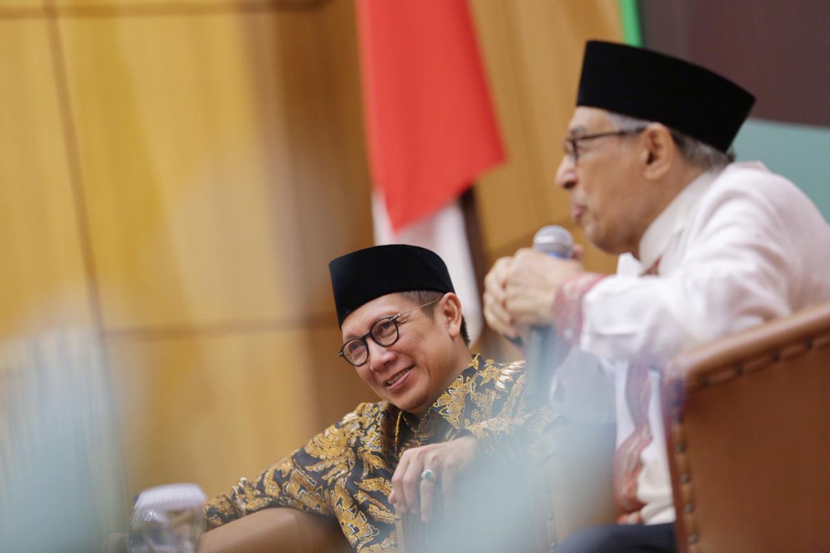 Kemenag_RI's tweet photo. "Saya bergembira dan juga berbangga karena saya mendapatkan pengalaman yang luar biasa hari ini. Pengalaman yg baru pertama kali saya lakukan, yaitu naik ojek," sambung Prof @quraishihab sambil tersenyum. https://t.co/xPOV05jIZS
