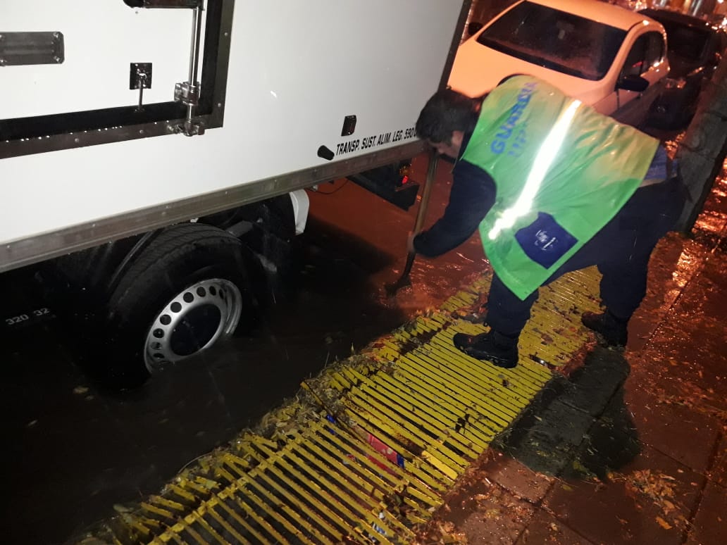 #Ahora en @CadenaTiempo Víctor García de <a href="/DefensaCivil_Tw/">D.C Y Seguridad Tw</a> #TemporalDeLluvia 'Una flia de 7 integrantes evacuada al Municipal 1. Asistimos en muchos barrios con leña, frazadas, nylon. Trabajamos en el corte de calles.Restan caer 7mm para hoy. Según INTA cayeron 17, 5' <a href="/JornadaWeb/">Diario Jornada</a>