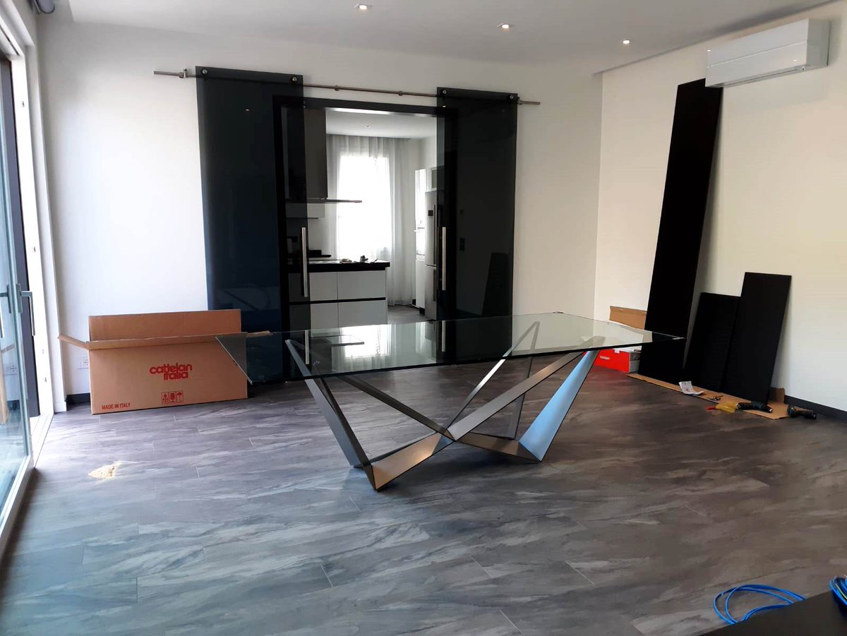 RaggiArreda's tweet photo. Stiamo finendo un altro #arredamento, questa volta in primo piano  #tavolo modello Skorpio di Cattelan italia...il camioncino #Raggiarreda sempre in movimento nonostante l'afa di #Bologna! https://t.co/ywomOm2Di3