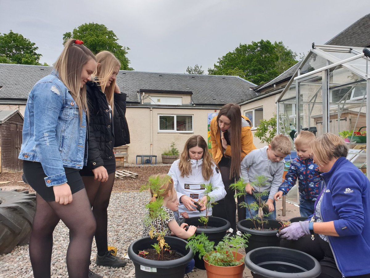 S4 pupils helping nursery children with planting at Park Drive Nursery this week as part of British Nutrition Foundation Healthy Eating Week! #BNFHEW19 <a href="/ParkDrStirling/">Park Drive Nursery</a> @BannockburnHigh