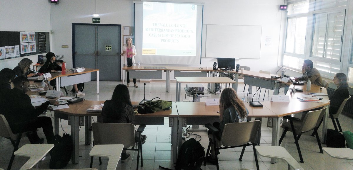 CIHEAMZaragoza's tweet photo. We are sure fish consumption amongst our @MABS_Summer students will rise after listening to @auroradeblasc brilliant talk  
@ConxemarOficial #MABS19 https://t.co/YI555oeyON