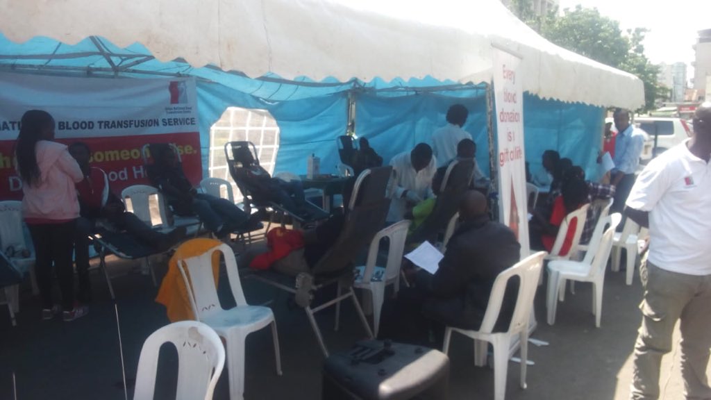 Those in Nakuru can join other donors outside <a href="/National_Bank/">National Bank 🇰🇪</a> , Nakuru Branch if you wish to donate. 

Current turn out in Nakuru: 
👏🏿👏🏿