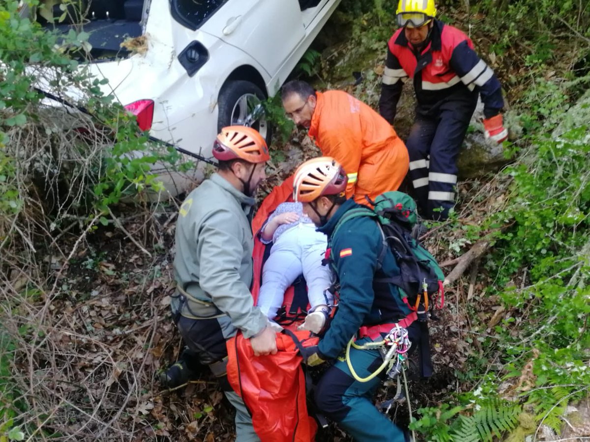 112Galicia's tweet photo. Un laborioso rescate no @concello_trives resolveuse grazas á estreita colaboración entre os membros do #GESCastroCaldela, voluntarios de #ProtecciónCivil de #Trives, servizos sanitarios de urxencia e axentes da @guardiacivil.

Máis info: https://t.co/OYqh3vhaa3 https://t.co/1BY71YJIU3