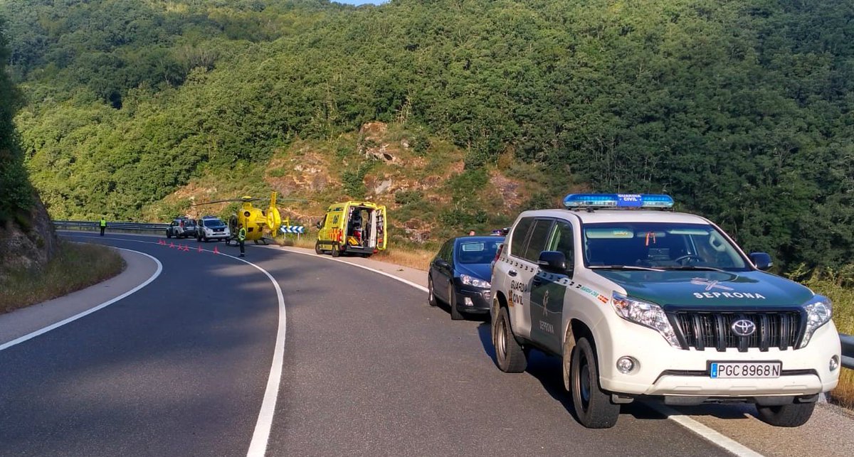 112Galicia's tweet photo. Un laborioso rescate no @concello_trives resolveuse grazas á estreita colaboración entre os membros do #GESCastroCaldela, voluntarios de #ProtecciónCivil de #Trives, servizos sanitarios de urxencia e axentes da @guardiacivil.

Máis info: https://t.co/OYqh3vhaa3 https://t.co/1BY71YJIU3