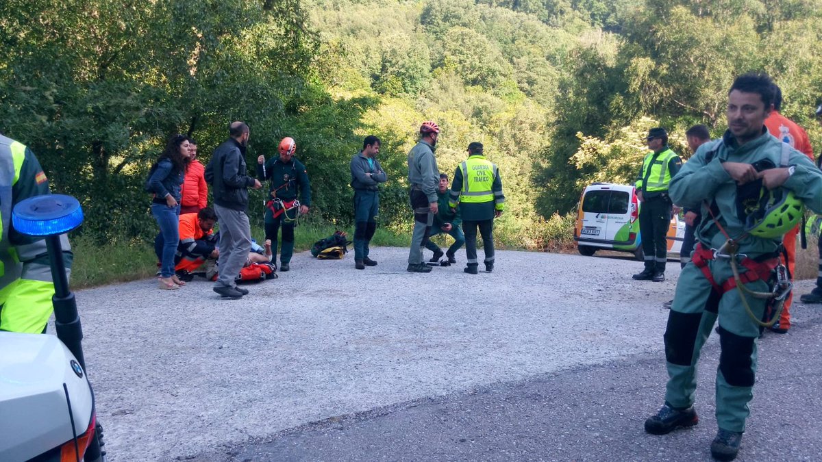 112Galicia's tweet photo. Un laborioso rescate no @concello_trives resolveuse grazas á estreita colaboración entre os membros do #GESCastroCaldela, voluntarios de #ProtecciónCivil de #Trives, servizos sanitarios de urxencia e axentes da @guardiacivil.

Máis info: https://t.co/OYqh3vhaa3 https://t.co/1BY71YJIU3
