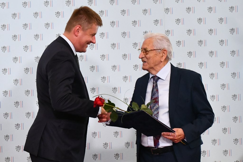 mzvcr's tweet photo. #GratiasAgit: Piro Milkani studoval na pražské #FAMU. Později se do Prahy vrátil jako velvyslanec Albánské republiky. V současnosti patří k nejuznávanějším albánským filmovým režisérům. Šíří dobré jméno české kinematografie v celém balkánském regionu. https://t.co/qwHsIkgQPv