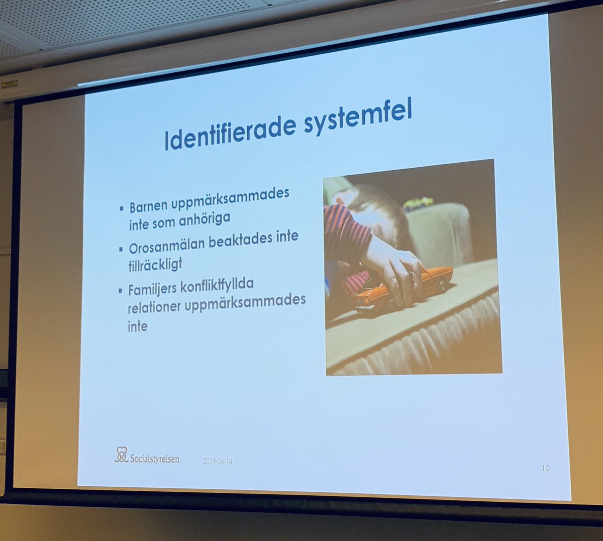 MoaMannheimer's tweet photo. Barn som dödas i Sverige är oftast yngre än 9 år och har inte uppmärksammats som anhöriga till föräldrar med psykisk ohälsa. Kollegorna presenterar resultat av @socialstyrelsen s dödsfallsutredningar. #dödsfallsutredning #barnrätt https://t.co/DguwPNAsGe