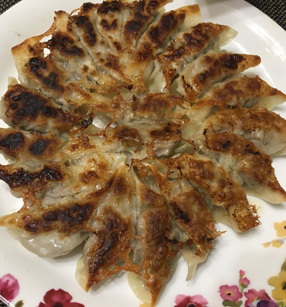 SIO417's tweet photo. 今日の夕飯は餃子🥟 https://t.co/kFspcxVq8Q