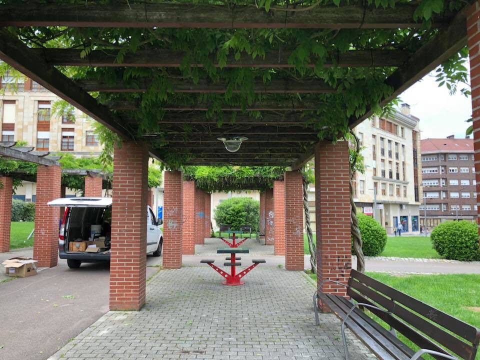 Hoy se han adjudicado los trabajos para la reparación de las pérgolas del parque Centro Habana de Pola de Siero. Una actuación para reponer estos elementos, que se encontraban dañados y que culmina la mejora del espacio, dotado con iluminación LED el pasado año.