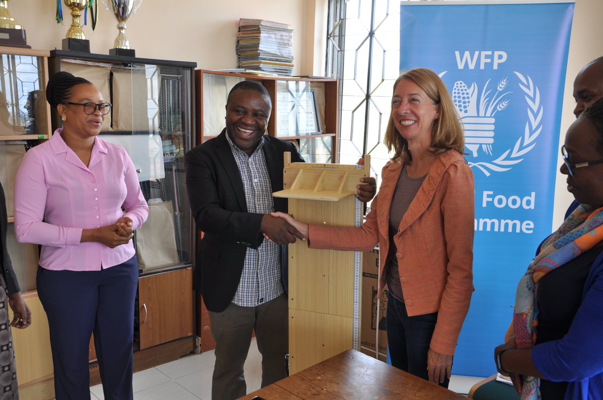 WFP_Tanzania's tweet photo. Today, WFP Deputy Country Representative, Wendy Bigham, handed over 54 height boards to Chamwino District Executive Director, Athuman H. Masasi to support better tracking of stunting and nutrition levels in children to help give them a healthy, happy start 👶🏿🤱🏿#SmartSimplicity https://t.co/btUGLg8csS