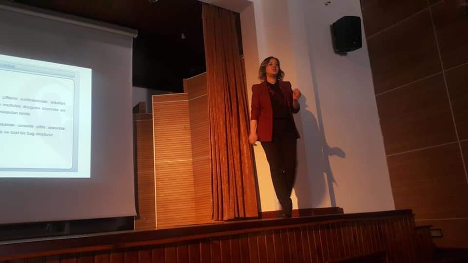 Kadın istihdamının arttırilmasi yönünde  ihtiyaç sahibi kadınlarımıza meslek edinerek geçimlerini sağlayamayı hedefleyen ve  Kaymakamlığımız  S. Y. D. Vakfı tarafından yürütülen ADEM projemizle uzmanlar tarafından verilen eğitim faaliyetleriyle de  kadınlarımıza destek oluyoruz.