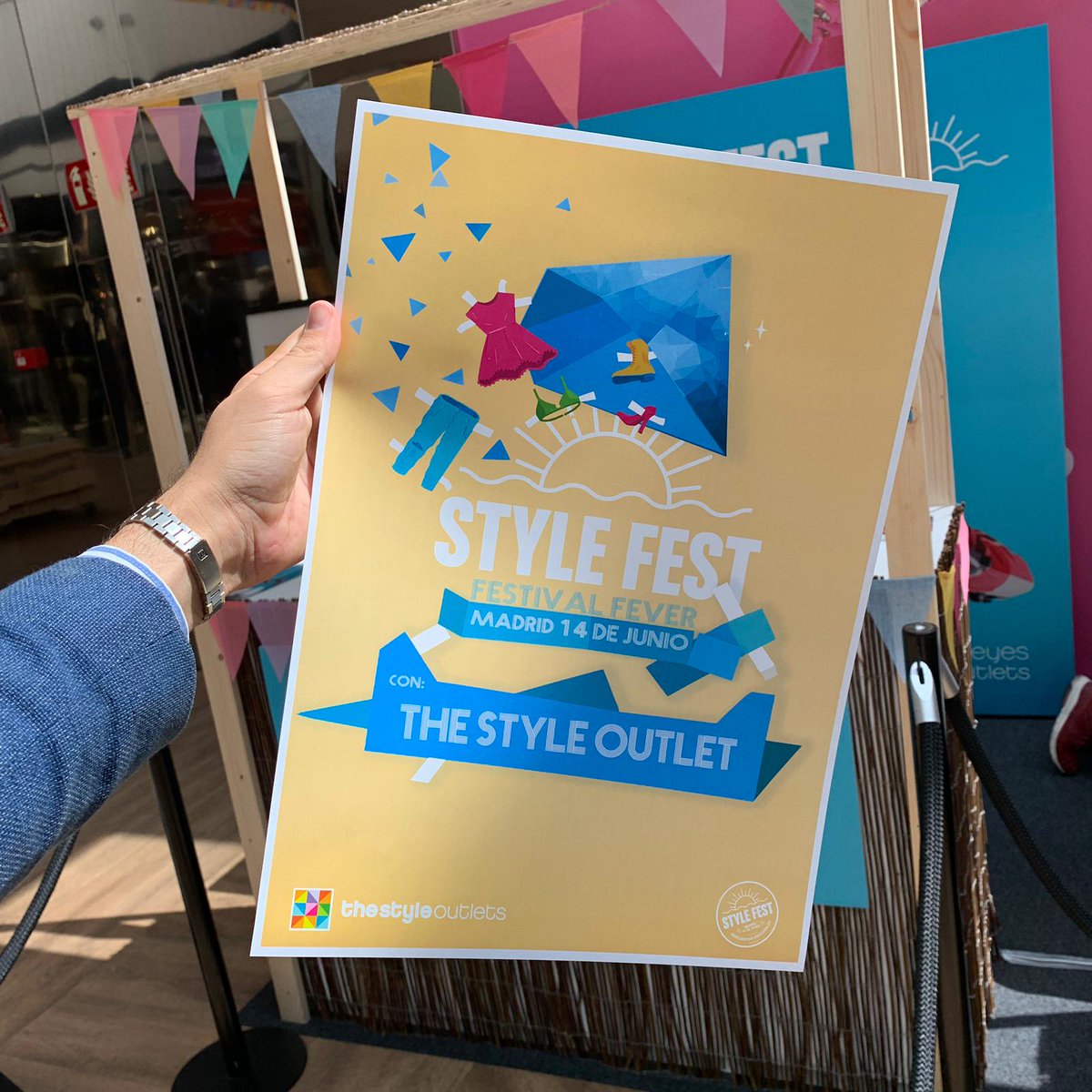 Madrid_Style's tweet image. Taller de customización de ropa denim, taller de maquillaje, música en directo...esto es todo lo que te espera hoy en el #StyleFest de SS de los Reyes #TheStyleOutlets ¿Te vienes?