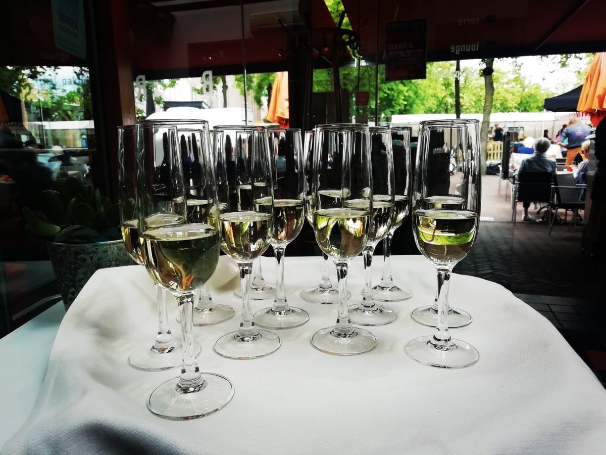 Wij hebben wat te vieren! Vanaf vandaag presenteren wij onze nieuwe look en ons nieuwe menu! Dus ... wij trakteren! Kom gezellig langs en geniet van een lekker glas heerlijke champagne! 🍾 🥳