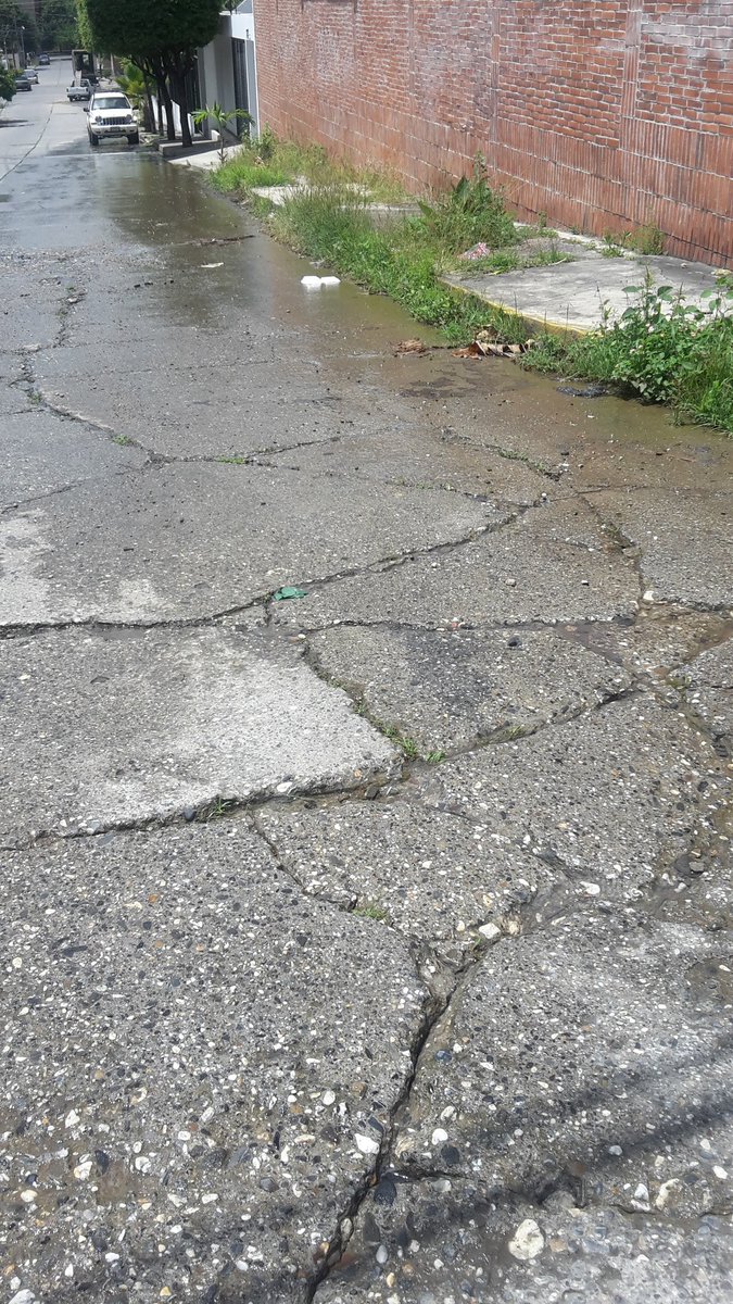MarieliSanchezT's tweet photo. Bns días @JoseLuisYepez tenemos 1 mes denunciando ante @HidrolaraCA  @gestionperfecta  filtración de aguas blancas  en carrera 1 con carrera 4 de la urbanización del Este  numero de reporte  435703 lo más triste es que no hay agua  en la urb https://t.co/6UgMqI4mtQ
