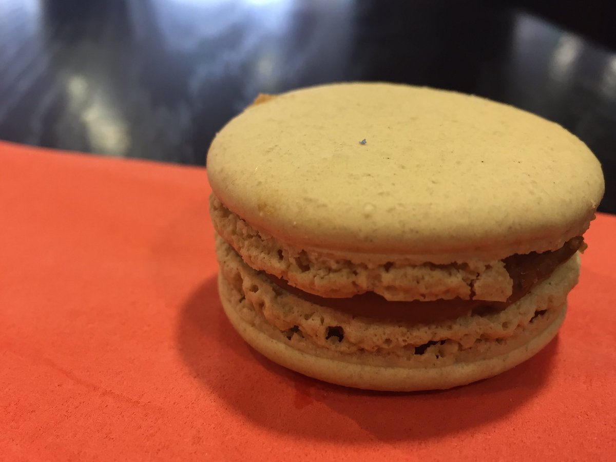 ruutuikkuna's tweet photo. Nyt on mielenkiintoinen makuyhdistelmä herkkutattisuolakaramelli #macarone https://t.co/W7LFQ0bRyr