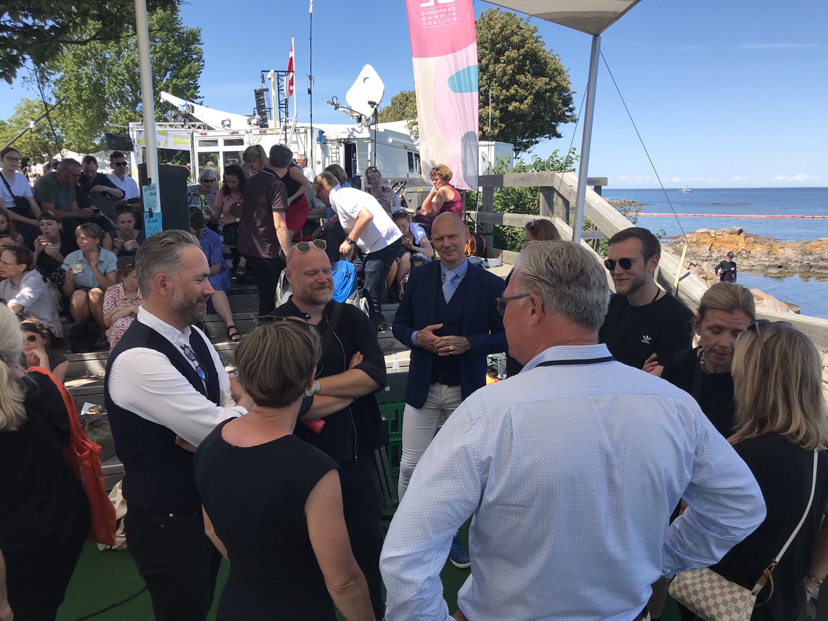 Så er det ligefør og næsten 😀. Kl 14 går @MadsSteffensen Jim Wegener Lyngvild, <a href="/MangheziMia/">Mia Helvig Manghezi</a> <a href="/mette_qvist/">Mette Qvist</a> Flemming Rafn Thomsen, Jakob Axel Nielsen m.fl. på scenen ved domen på <a href="/Folkemoedet/">Folkemødet #fmdk</a> Dilemmaer om træbyggeri, renovering, ghetto - og en forelsket arkitekt ❤️ #FM19