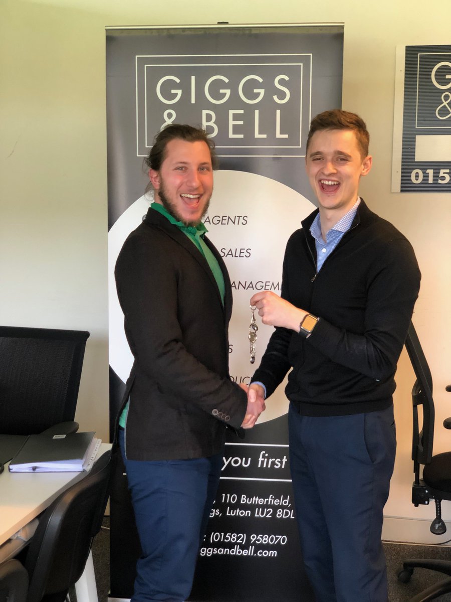 Giggs_and_Bell's tweet photo. All smiles in the office as another customer collected the keys to their dream home!🏡 Good luck, Nicolo!🔑😊

#giggsandbell #anotherhappycustomer #luton #estateagent https://t.co/mUuLigzSlx