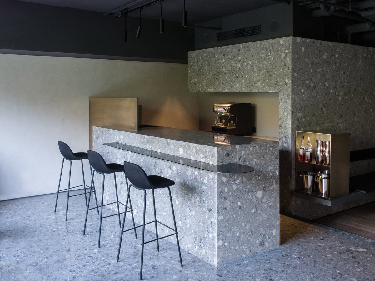 IngeniaContra's tweet photo. Resturante minimalista Lievito Gourmet Pizza ubicado en Pekín (China). Su interiorismo se caracteriza por bloques de terrazo gris y #mobiliario #minimalista y ligero; #taburetes #tapizados, #butacas de #metal, #sillas de #plastico #mesas #ingeniacontract #FelizFinDeSemana https://t.co/p005MtZHwv