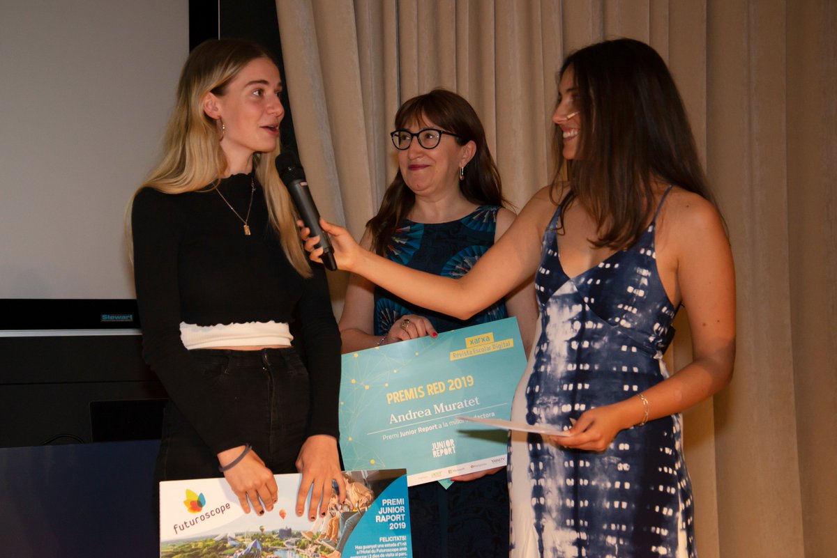 JuniorReport_'s tweet photo. Ayer celebramos la I Edición de los #PremiosRED en el Auditorio de @BlanquernaFCRI. Centros y estudiantes de secundaria se lo pasaron en grande y recibieron muchos premios. ¡Fue todo un éxito! 😊👏 https://t.co/gQORGSCSQI