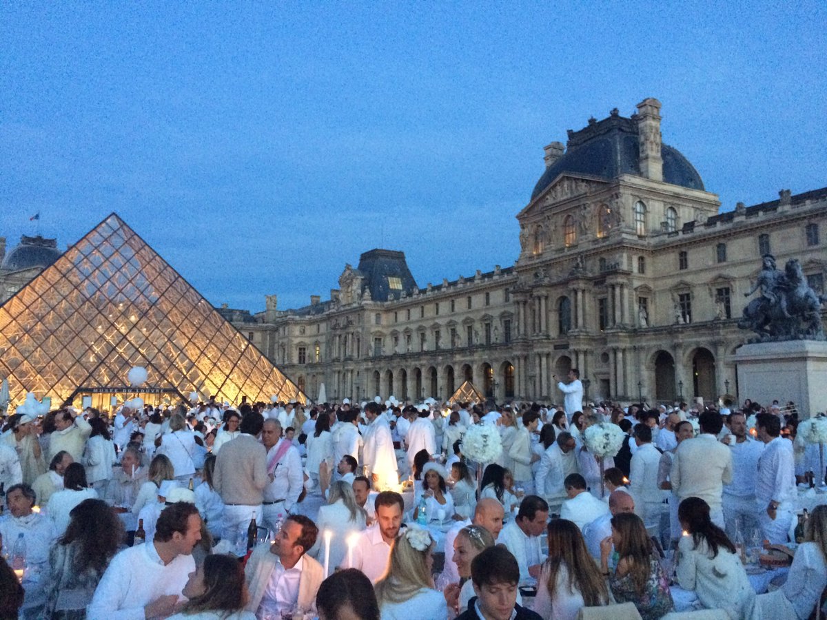 LauraGCab's tweet image. Eh oui, on a dîné en blanc :)