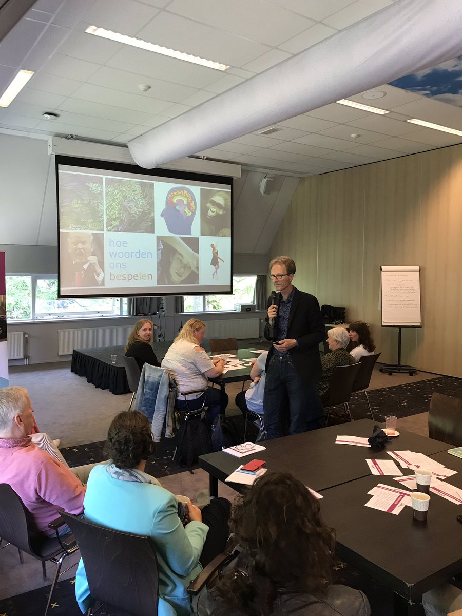 Mark Mieras doet een taalexperiment. #taalfestival wat woorden met ons doen en welke centra van ons brein reageren