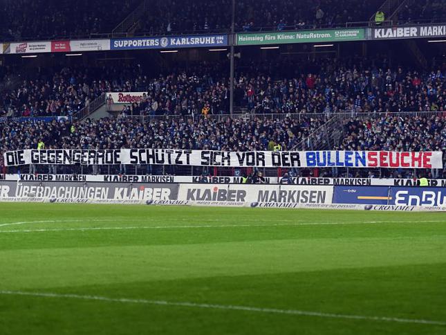 Luk8s8's tweet photo. @DieRotenBullen Die @GegengeradeKA schützt sich schonmal vor der @DieRotenBullen Seuche 😉😉
Spaß bei Seite wäre ein geiles Spiel oder?
#KSCmeineHeimat #ksc #kscrbl #RBLeipzig #RedBull #dfbpokal https://t.co/bxKCfnAPpI