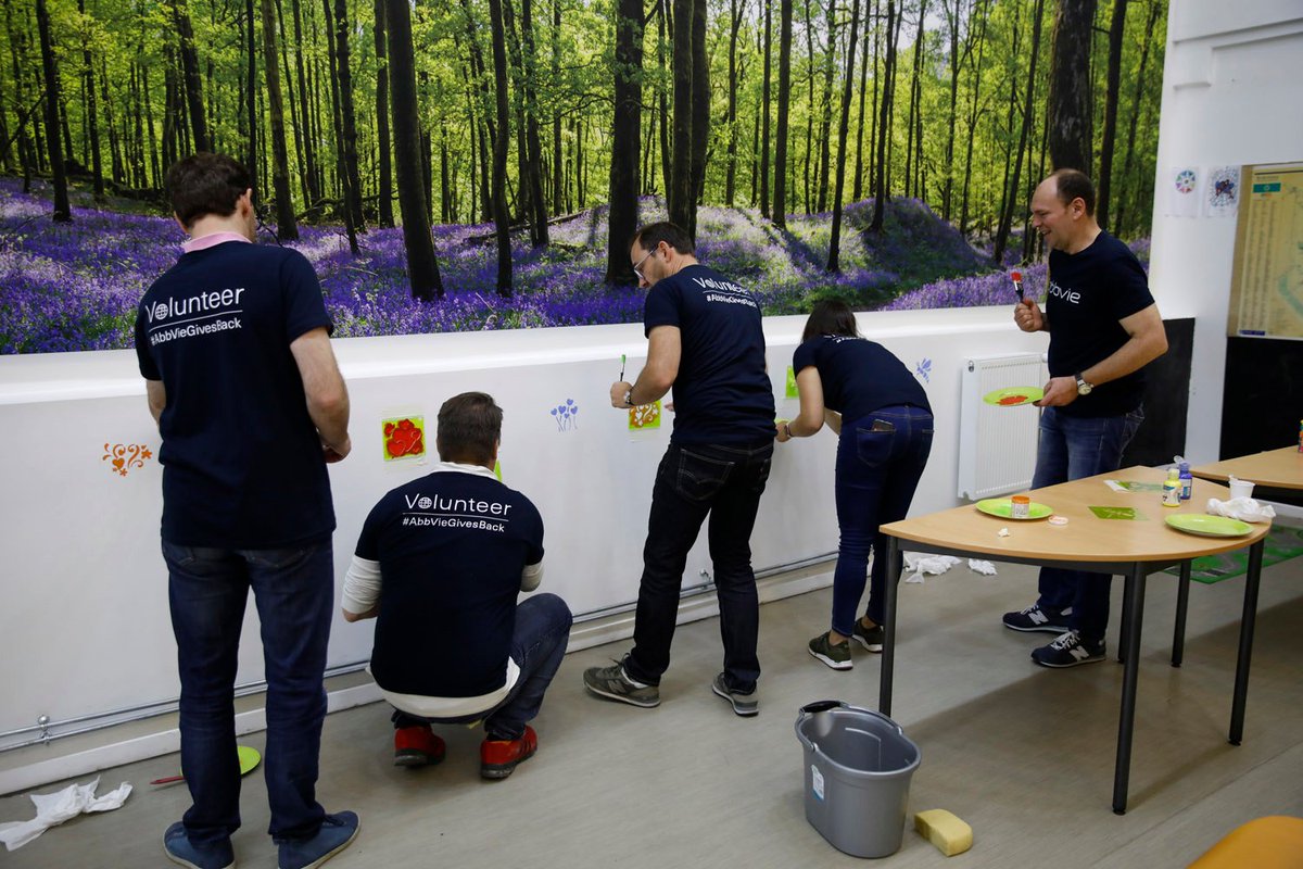 AbbVieFrance's tweet photo. #AbbVieGivesBack Ce matin, nous étions aux côtés de la CAFDA @contactCASP pour rénover un espace dédié aux enfants #FiersdEtreUtiles #WeekOfPossibilities 
© @DureuilPhoto https://t.co/BRjHRzydF3