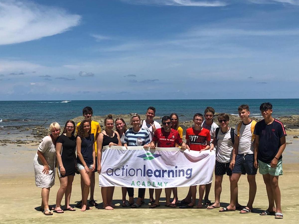 AL_Academy_NL's tweet photo. ONDERTUSSEN BIJ ONS

De @AL_Academy_NL heeft Expeditie Thailand bestaande uit 13 leerlingen &amp; 2 coaches van het @corlaercollege, vanaf ons congres van 2018 actief ondersteund. Van 26 mei tot en met 7 juni zijn zij op reis geweest naar Thailand om de stichting @SiamCare te steunen https://t.co/VgOaEnLRa6
