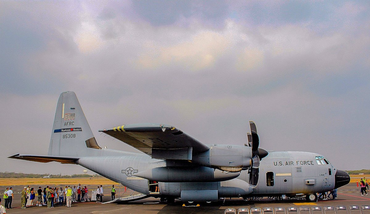 XBRomeoDeltaYan's tweet photo. Jennifer Caza huracanes

#HurricanesHunters #WC130J #403WG #hurricanesstrong #AFRC #22AF #c130hercules #USAF #avgeek #planespotting #aviationphotography #aviationdaily #aviationlovers https://t.co/1A3yuX5vZo