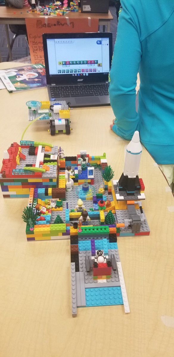 nataliewalkerTL's tweet photo. Great day of sharing and learning with @firstlegoleague Mission Moon @ThornLodgePS with @teachinggrade3 @hurley_girly @the_mulc @PeelSchools @PeelEML #handsonlearning https://t.co/aBUyGAonaM