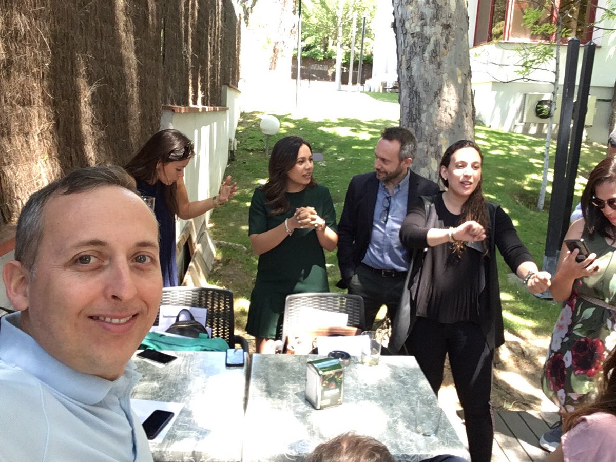 camachoporras's tweet photo. De #Madrid me llevo una gran experiencia profesional, gratos momentos, aprendizaje y nuevos amigos. Y qué dejo? Mi corazón! Muy agradecido con #Eude y mi esposa @DianaRamirezCh por su apoyo y paciencia! A todos mis compañeros del #PDDI 2019! Hasta siempre #españa !! ❤️🇪🇸 https://t.co/CRzvvh5hqx