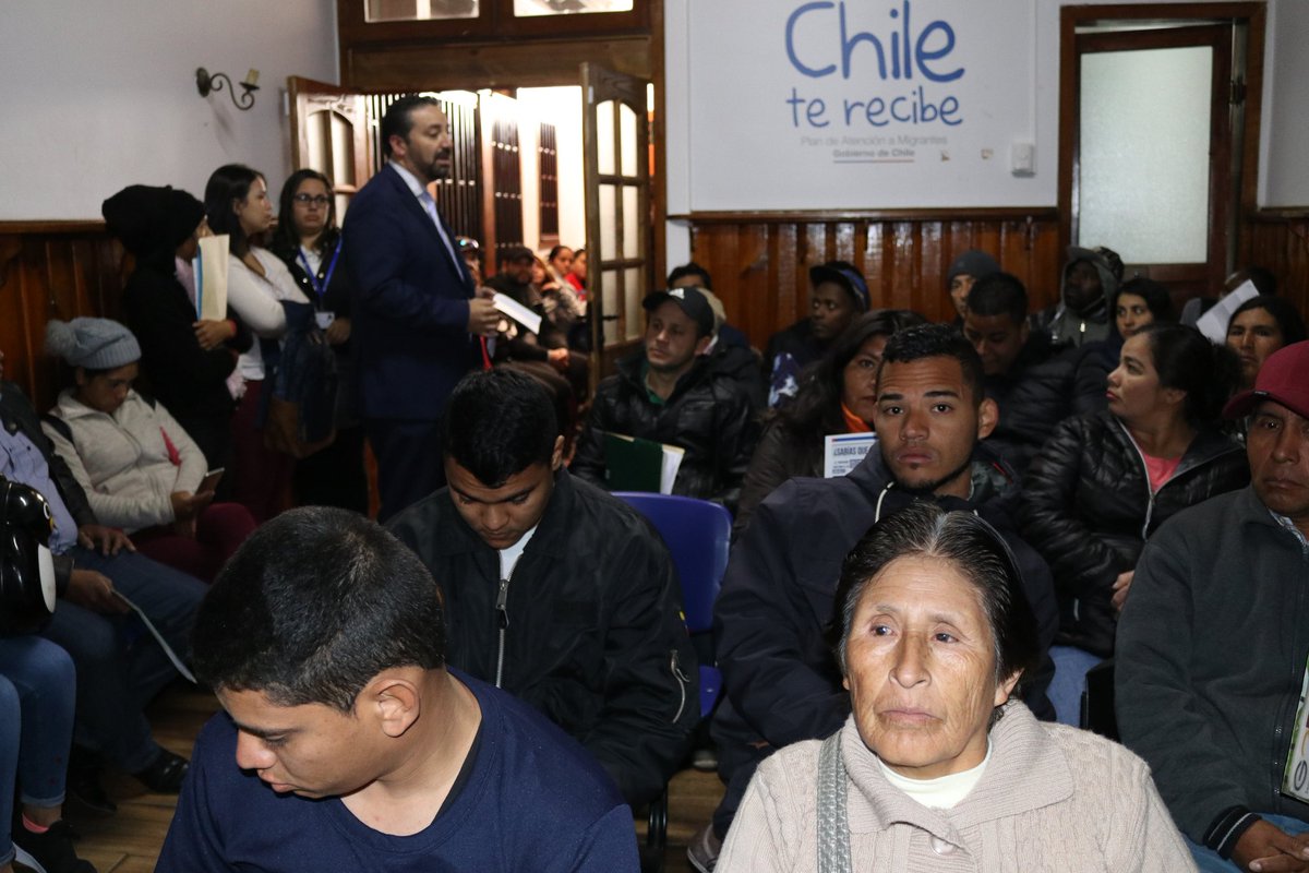 Gob_Copiapo's tweet photo. El Gobernador @mcorralesg anuncia el inicio del proceso de implementación de "Reserva de Hora en Línea" en el @DptoExtranjeria de la provincia, a partir de este 14 de junio para toda la comunidad migrante de #Copiapó, #TierraAmarilla y #Caldera. 👶🏻🧒👧🏻👨🏼👩🏾👵🏿👴 https://t.co/2pd0594F0x