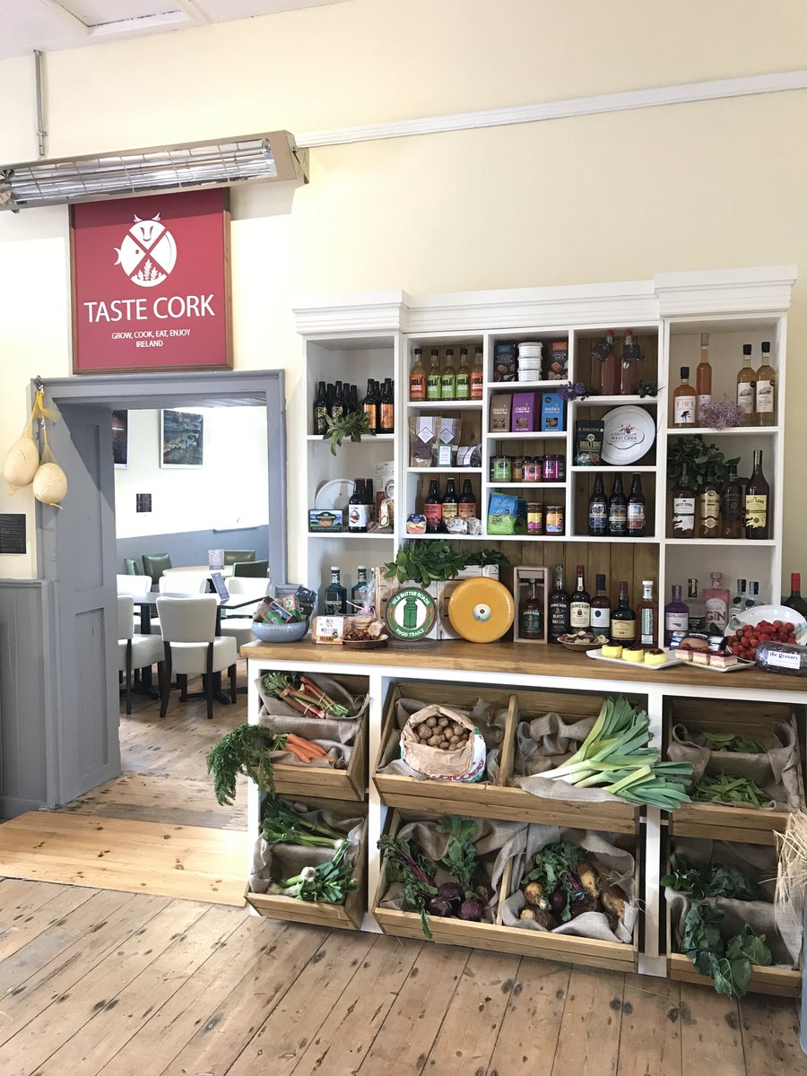 Their Majesties King Willem-Alexander and Queen Máxima have arrived in @CamdenFtMeagher.
After a tour of this amazing heritage site, Their Majesties will dine on some incredible cork produce
#NLIRL #OranjeAndGreen