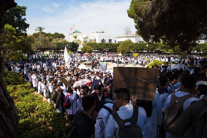 damaskinos2022's tweet photo. el 10 junio el ministerio de educación y el ministerio de sanidad decidieron seguir adelante con los exámenes , aún  sabiendo que no hemos terminado las asignaturas y los módulos y las practicas en los hospitales ,

#MareaBlanca 
#doctorsunderoppression
#moroccanmedicalstudents https://t.co/LmsC3HO00c