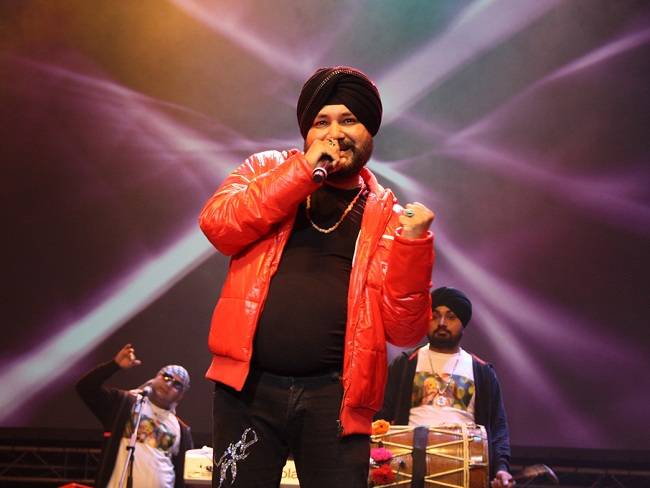 Recorder_Music's tweet photo. Did you know @dalermehndi 's music video of his iconic bhangra-pop single Tunak Tunak was India's first music video to use computer animation and green screen? @sonymusicindia #punjabi #bhangra #musicvideo https://t.co/H2oeazKFD9
