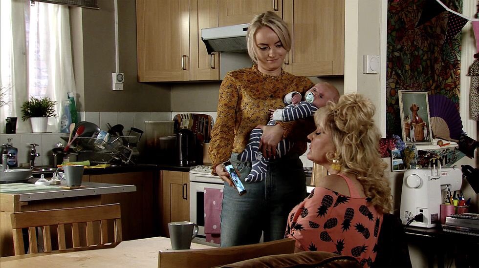 AllCorrieBase's tweet photo. 2night on #Corrie - Later, as Ken takes photos for his photography class, while Claudia watches Bertie, a jealous Beth is unimpressed. As Beth asserts that Bertie would be better off with her, Sinead is left amused to realise Beth is jealous #CorrieFriday https://t.co/cfSBj4CzsE