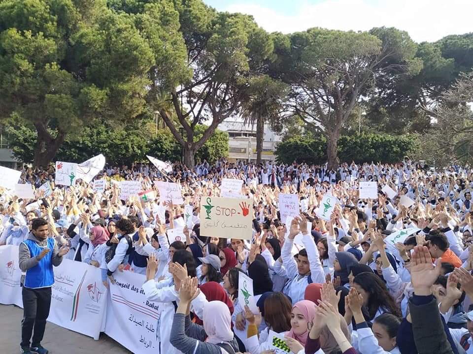 Attarm13's tweet photo. Après 3 mois de Boycott,les étudiants en médecine au 🇲🇦 sont victimes d’intimidations:
-De leur personne (de la part des mqadems) 
-De leur habitat (expulsion des internats)
-De leurs parents (expulsion de leurs travails).

#DoctorsUnderOppression https://t.co/t9JDx8L7ph