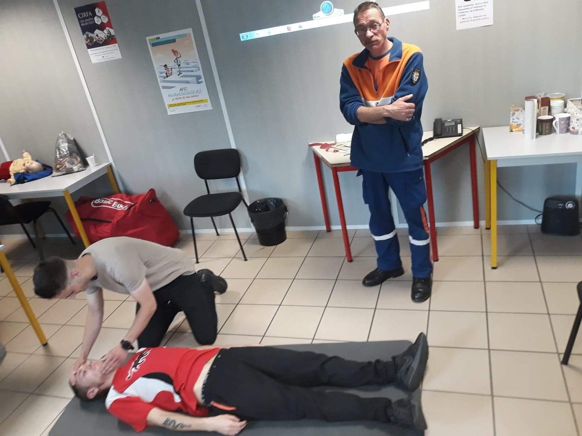 MLEpinal's tweet photo. Session SST de ce jour encadré par Philippe de la Protection civile des Vosges https://t.co/CqKpsElwPp