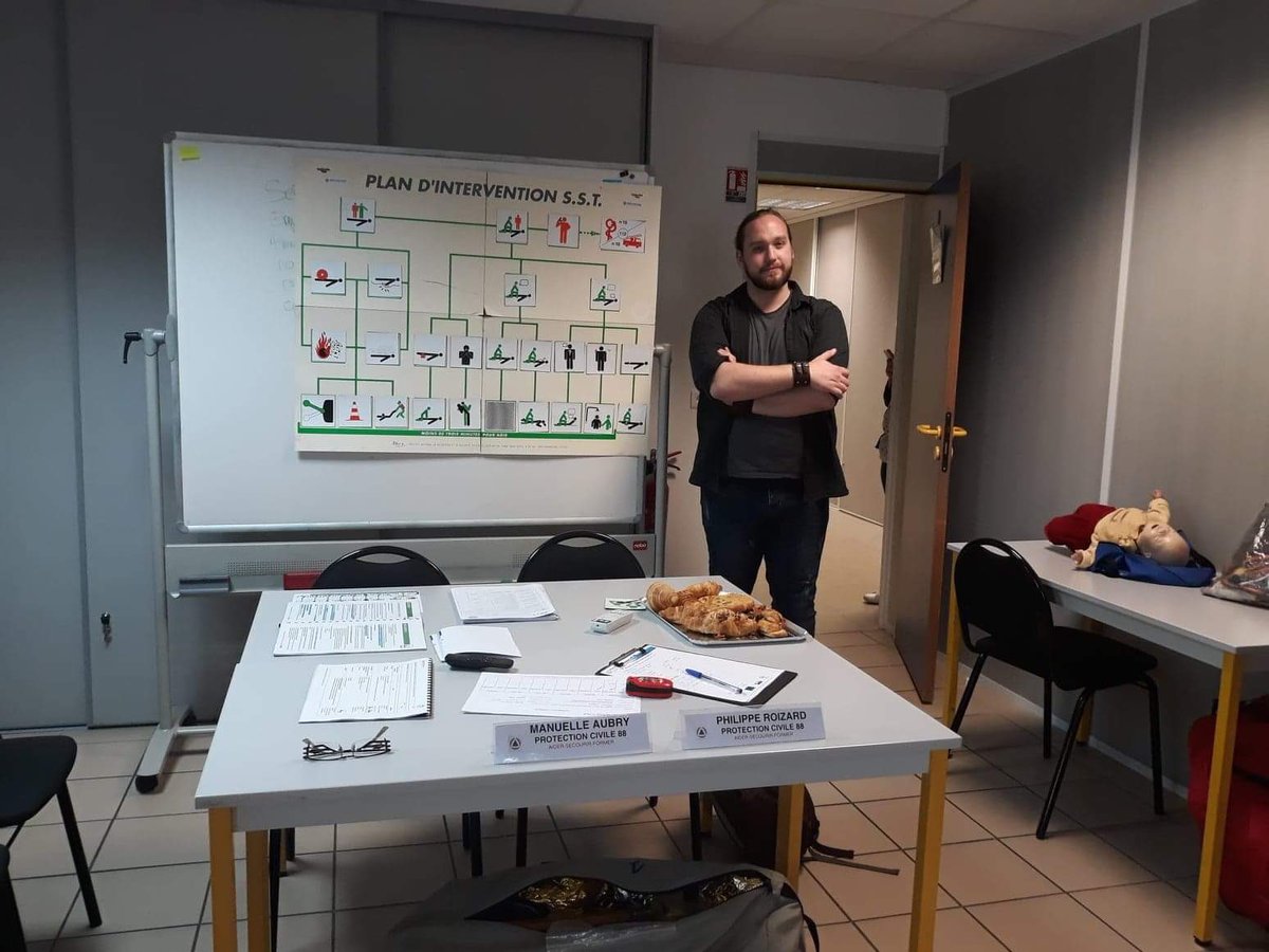 MLEpinal's tweet photo. Session SST de ce jour encadré par Philippe de la Protection civile des Vosges https://t.co/CqKpsElwPp
