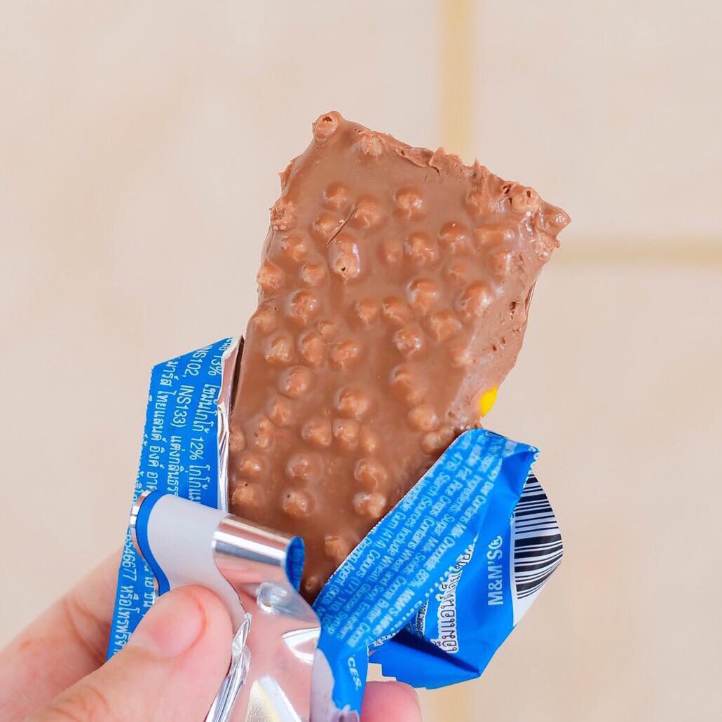 All_reveiw's tweet photo. กรี๊ดดด ช็อกโกแลตm&amp;mแบบแท่งง กินง่ายขึ้นกว่าเดิม! นางออกมา2รสด้วยกันคือ Milk Chocolate สำหรับคนอยากได้รสช็อกโกแลตเต็มๆ แต่ยังมีความกรุบของเม็ด และ Crispy Milk Chocolate ตัวนี้จะคล้ายๆ กัน แต่เพิ่มความกรุบกรอบจากข้าวพองจ้า

🍫 M&amp;M’s Bar Chocolate 
💸 35฿
📍📍7-Eleven ทุกสาขา https://t.co/HudnWolSo2
